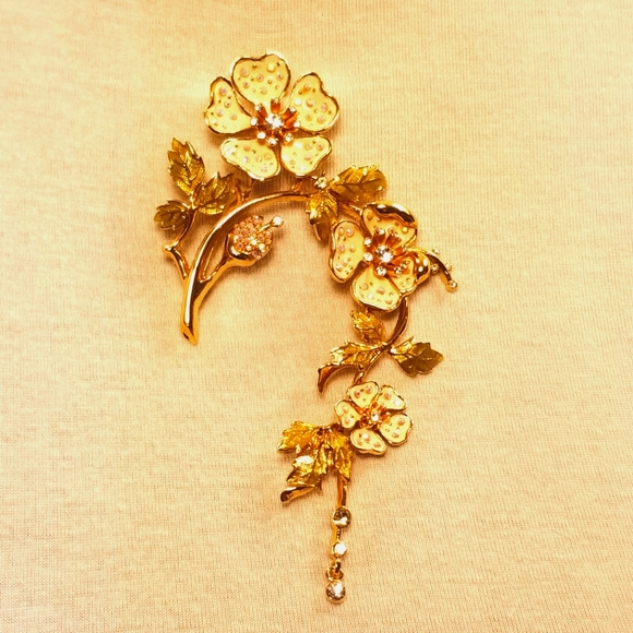 🔻REDUCED❣NIB St. John signature white camilia gold crystals enamel brooch RARE❣ - Picture 5 of 8